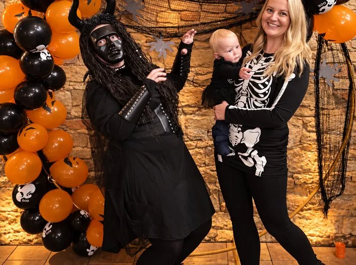 Halloweenská oslava v klenutém sále