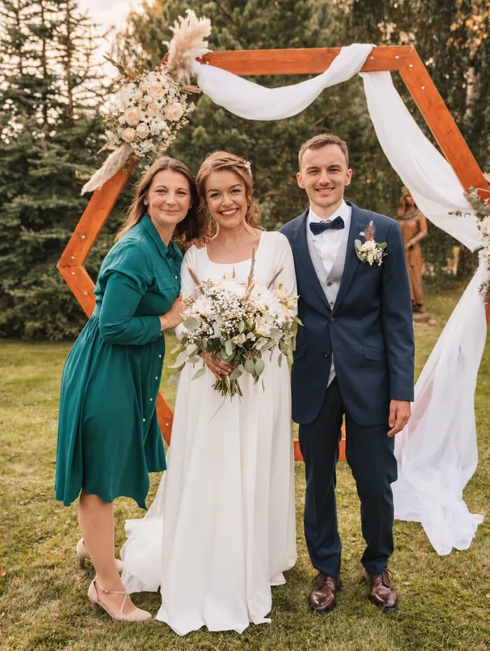 Teri s novomanželi pod slavobránou