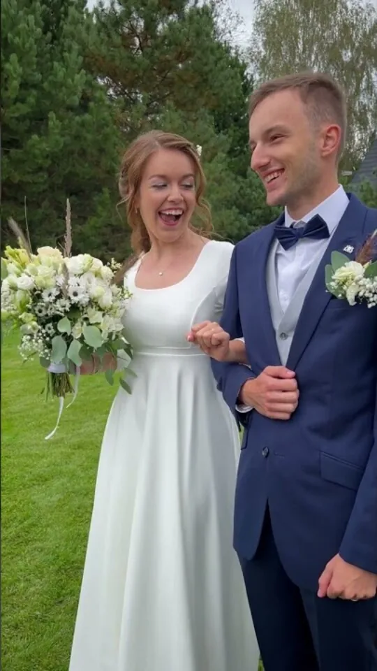Jana a Matěj se smějí cestou od obřadu