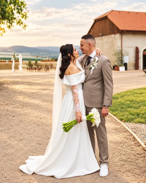 Svatební tabule v klenutém sále statku